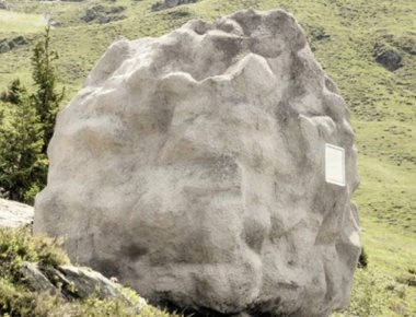 Ομάδα Ινδών τεμαχίζει γιγαντιαίο βράχο χρησιμοποιώντας ένα...σφυρί και ένα καλέμι (βίντεο)